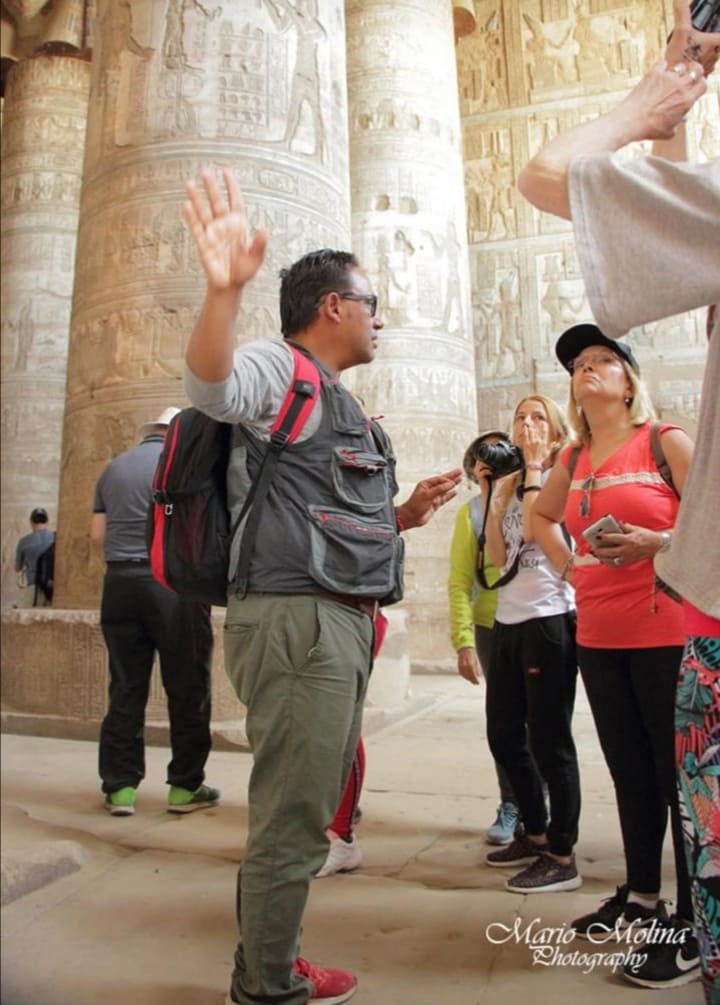 Guía de Egipto a Medida explicando a los clientes
