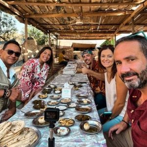 Clientes comiendo con Alaa