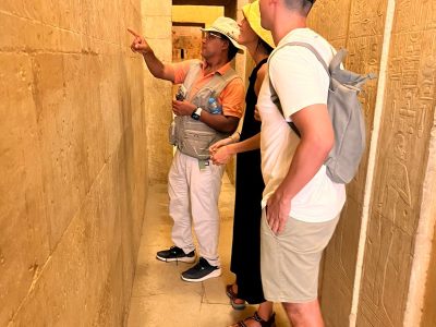 Egiptologo con clientes visitando Egipto
