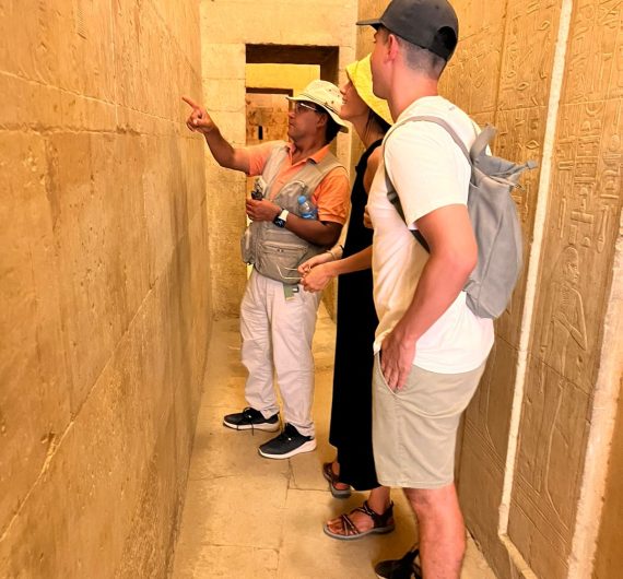 Egiptologo con clientes visitando Egipto